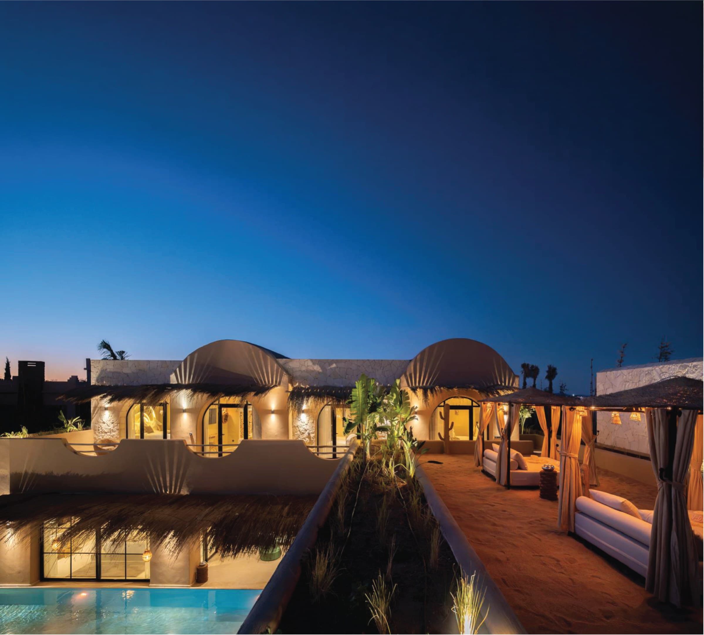 Villa aux coupoles de nuit, terrasse éclairée et salon extérieur, conçue par HBA Studio, architecte à Marrakech