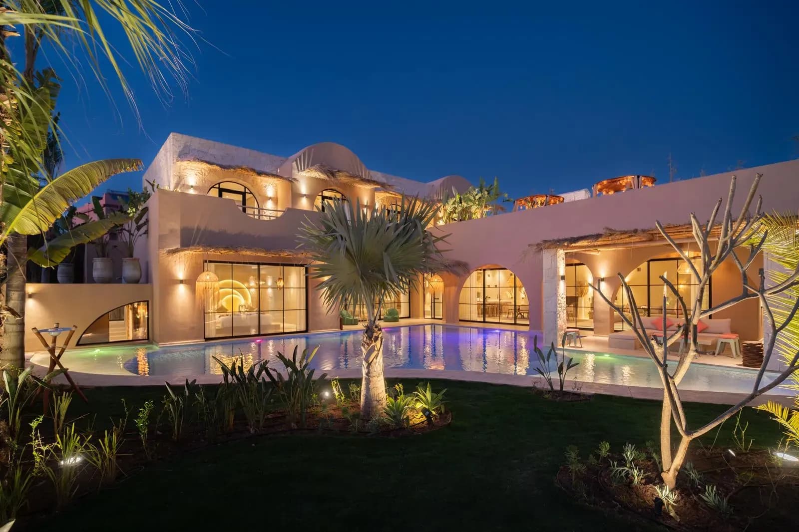 Villa Z à Marrakech, vue de nuit depuis le jardin sur la façade et la piscine