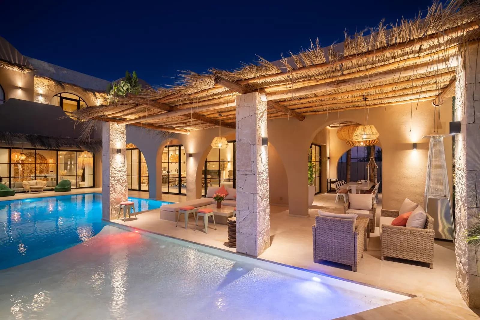 Villa Z, terrasse couverte de canisses au bord de la piscine, de nuit