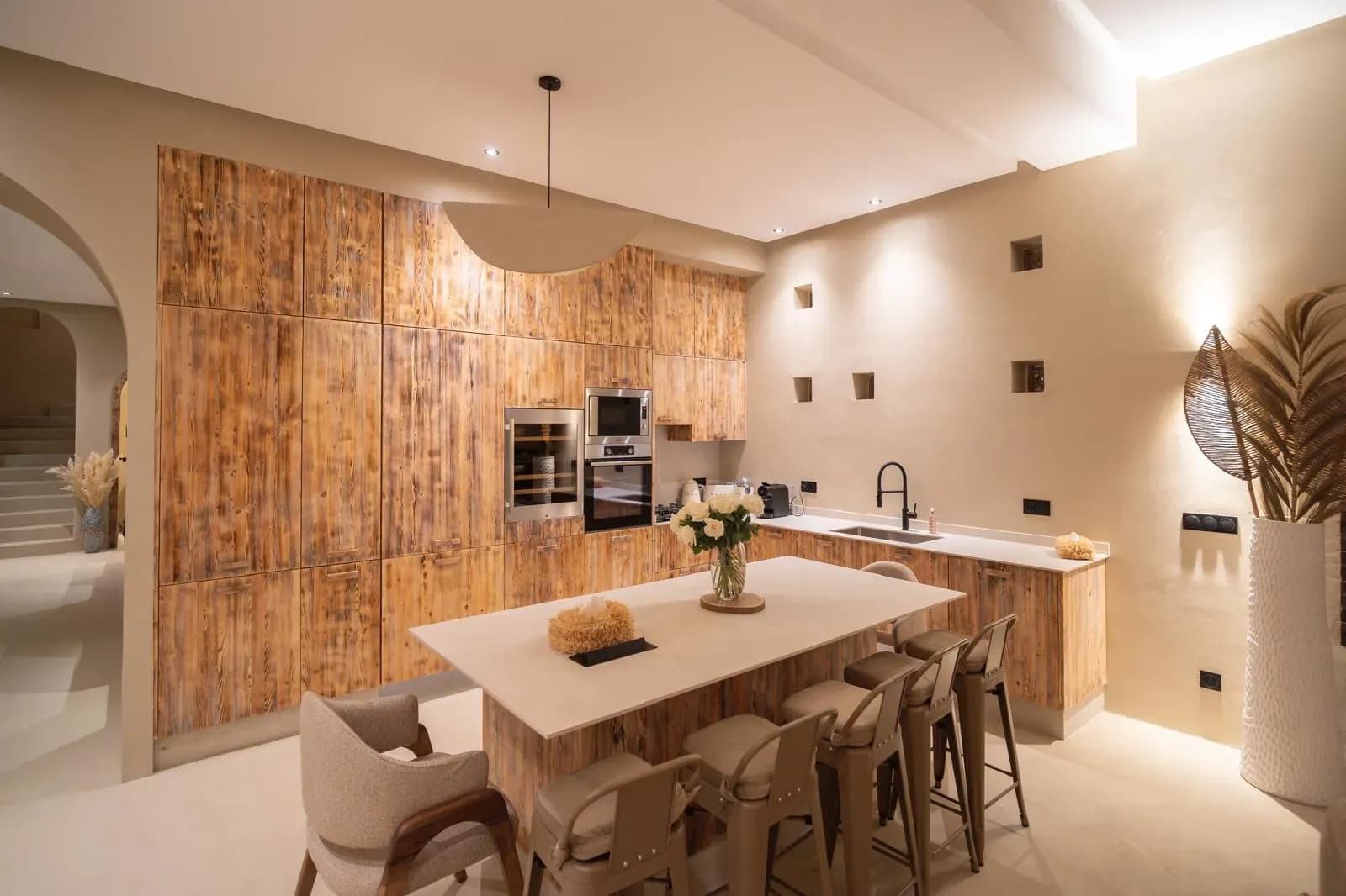 Villa Z, cuisine avec îlot central et façades en bois