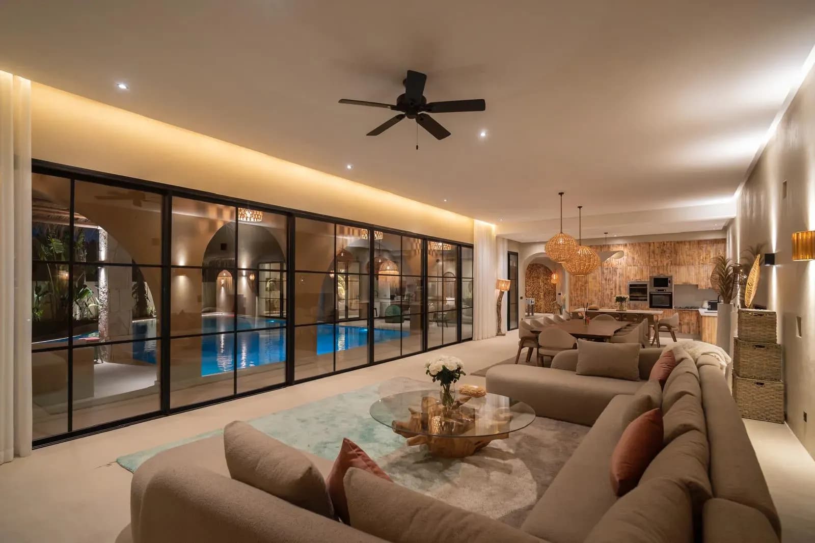 Villa Z, grand salon et baie vitrée donnant sur la piscine