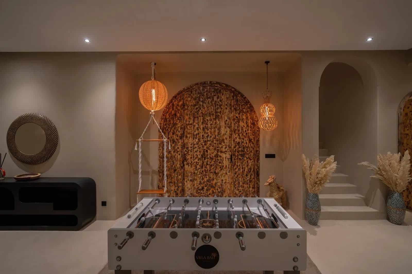 Villa Z, salle de jeux avec baby-foot et porte cintrée en bois