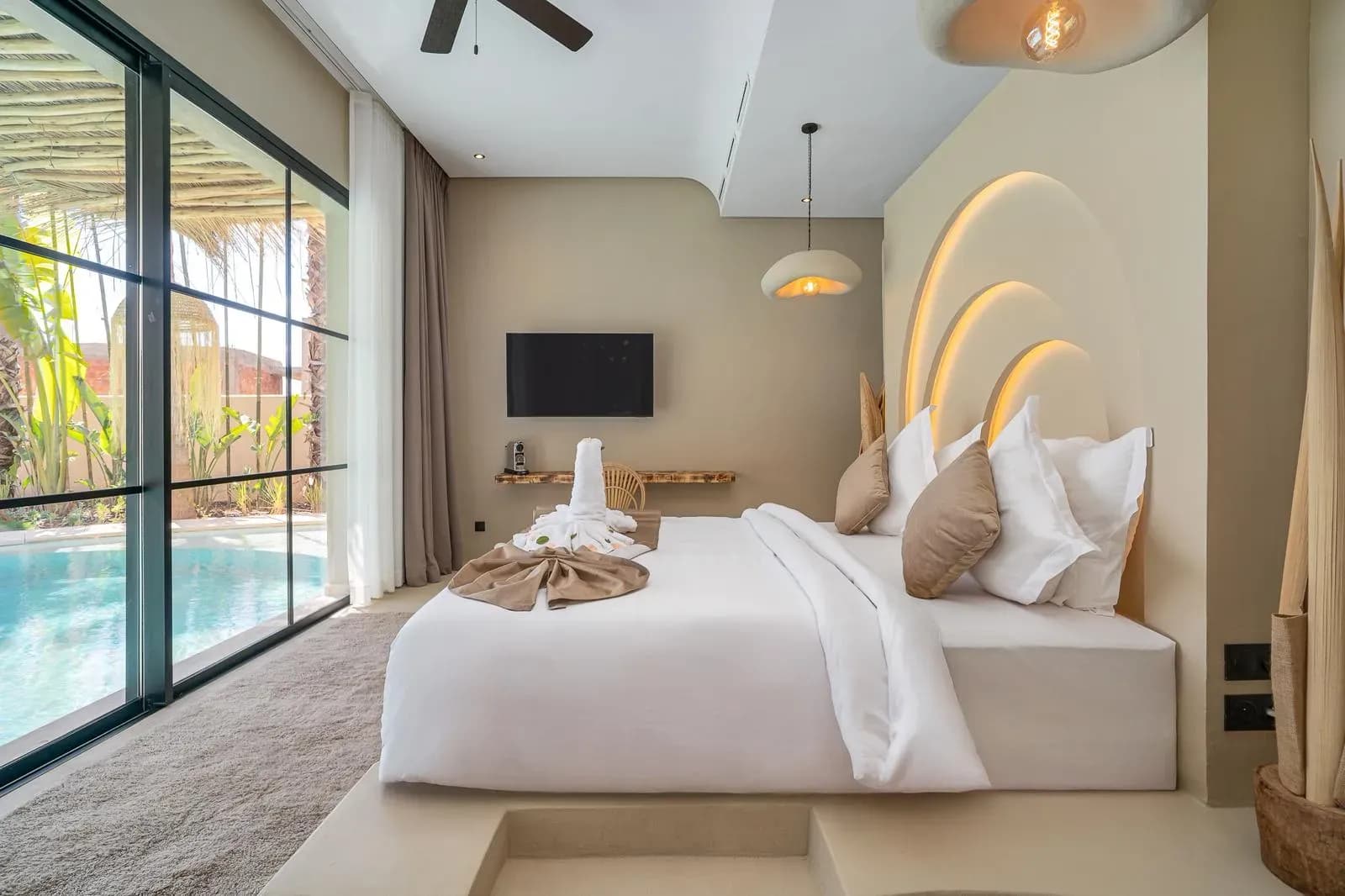 Villa Z, chambre avec tête de lit en arches et baie vitrée sur la piscine