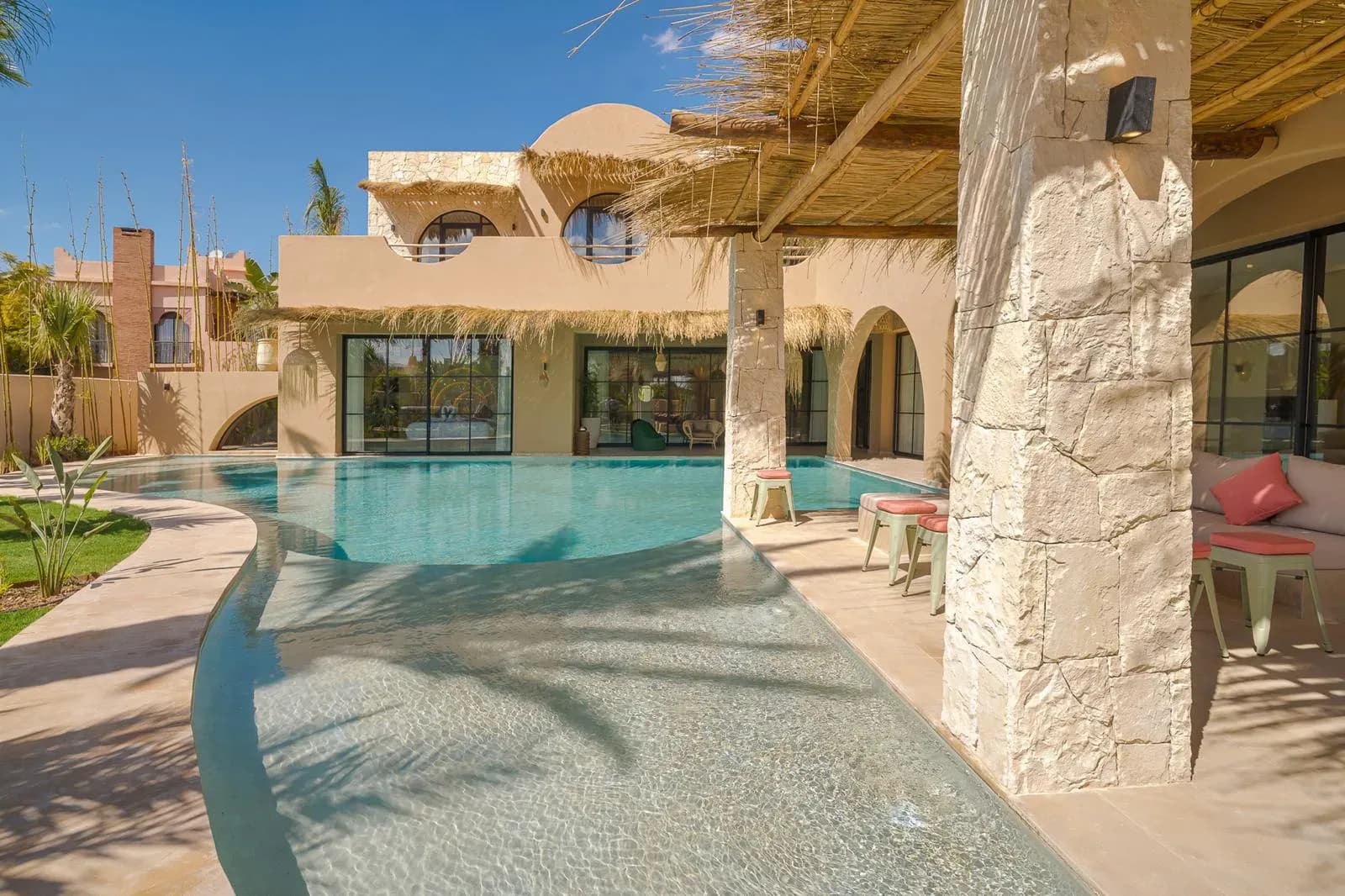 Villa Z, piscine et terrasse en journée